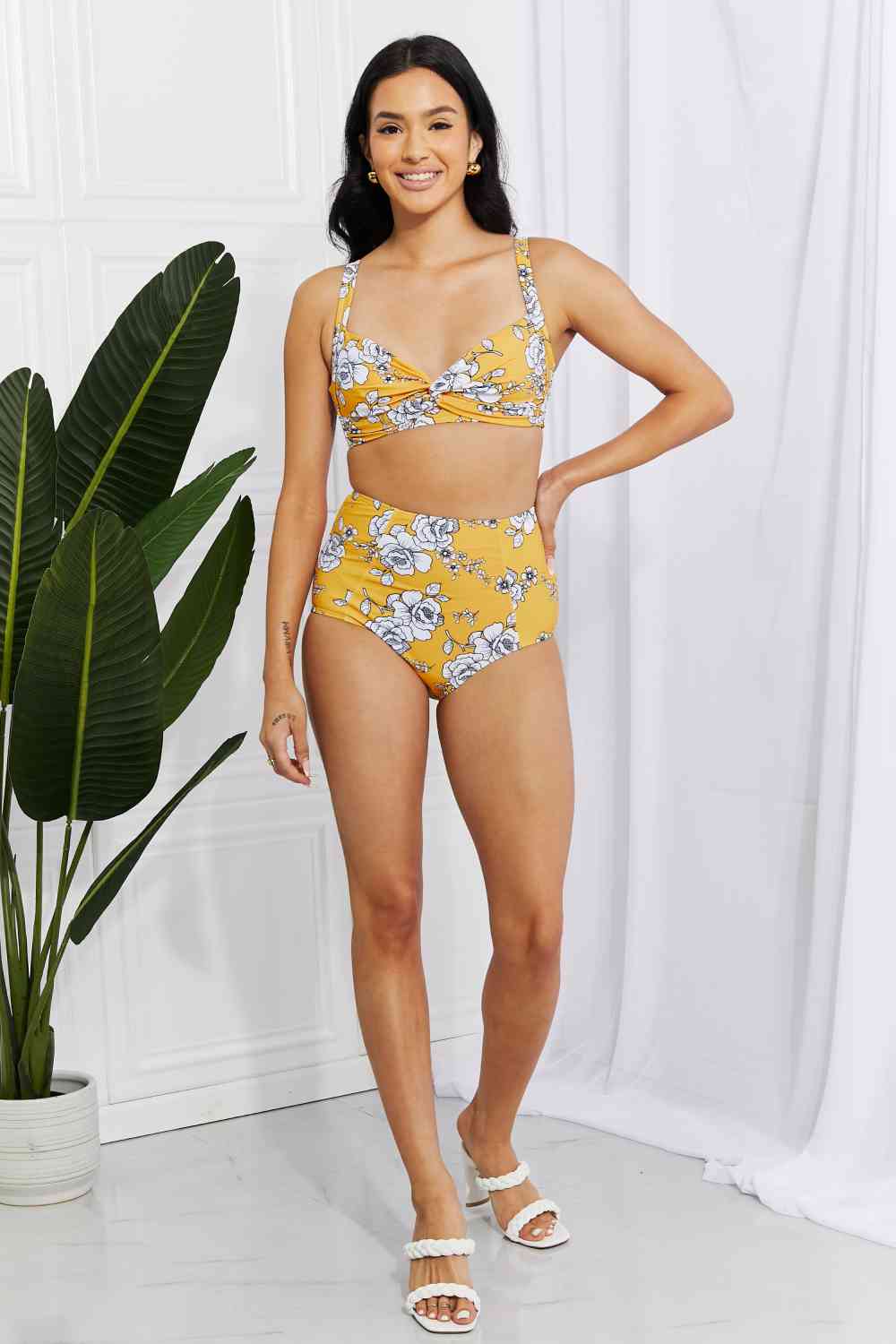 Bikini de talle alto con giro Take A Dip Twist de Marina West Swim en color mostaza