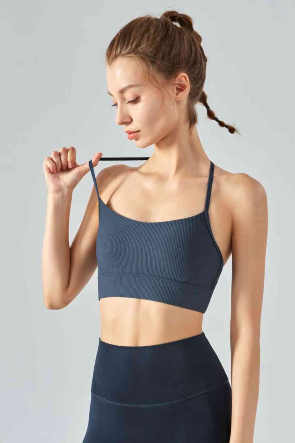 Camisole de sport courte côtelée à col licou et dos ouvert