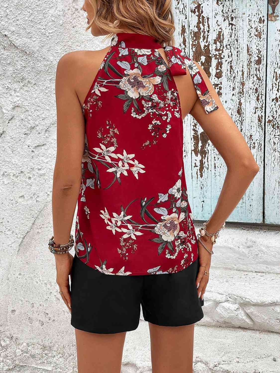 Conjunto de top sin mangas con cuello simulado y pantalones cortos abotonados con flores