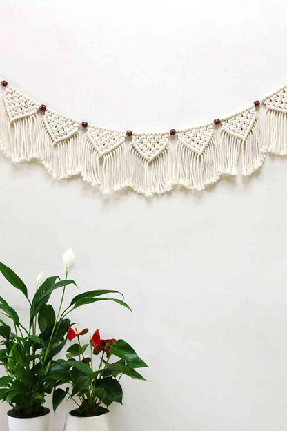 Colgante de pared con flecos de macramé con adornos de cuentas