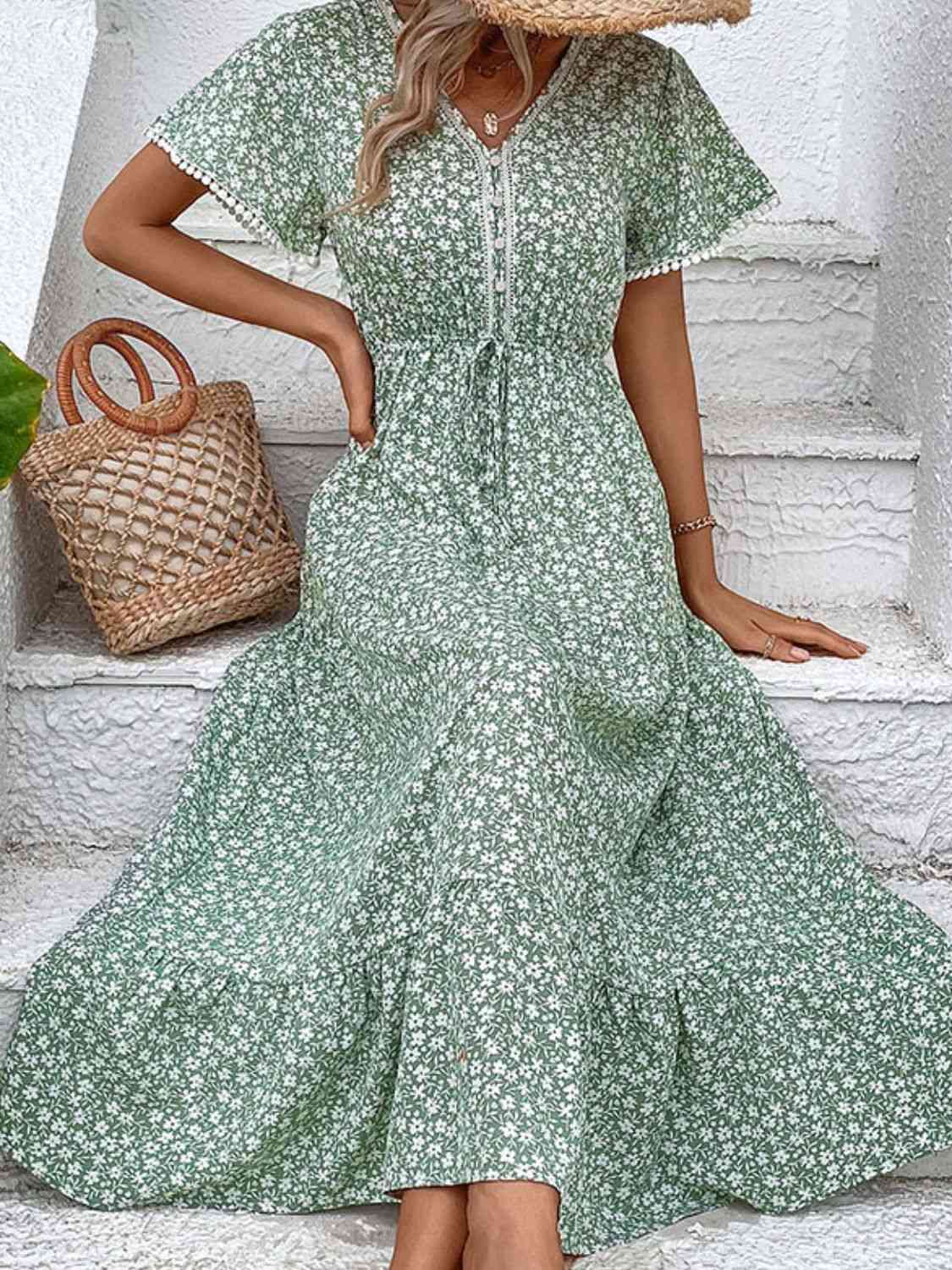 Vestido escalonado con cuello en V y estampado floral de florecitas