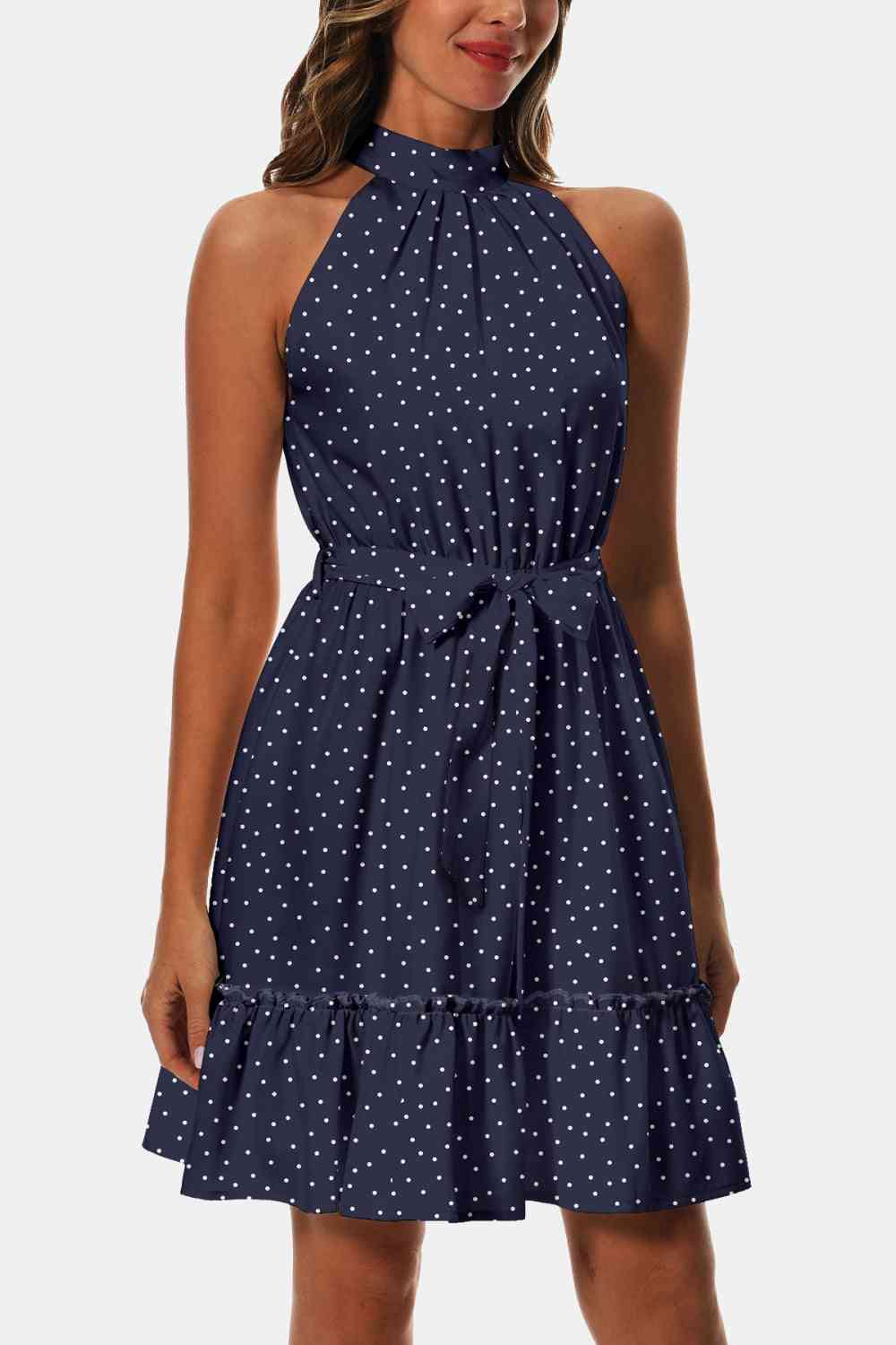 Robe imprimée à volants et nouée à la taille