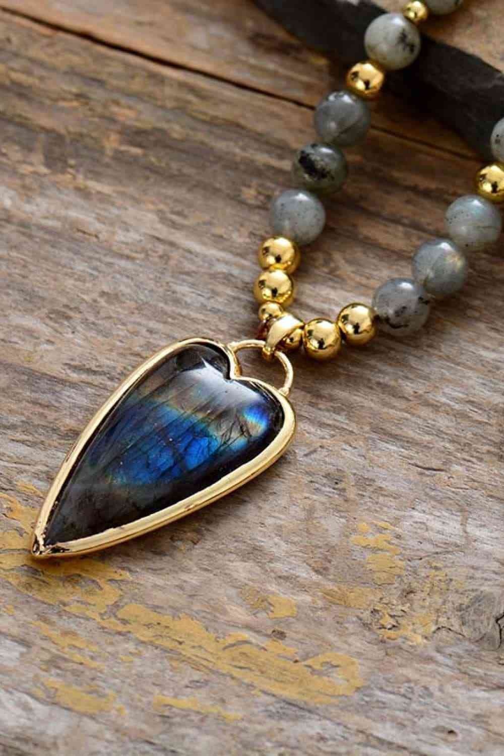 Collier de perles avec pendentif en pierre naturelle