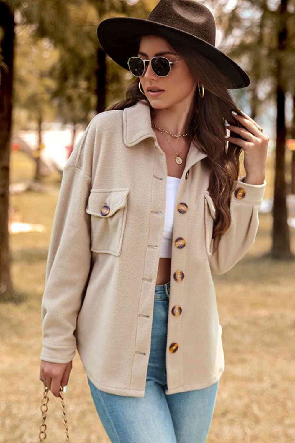 Chaqueta camisera con botones y bolsillos en el pecho