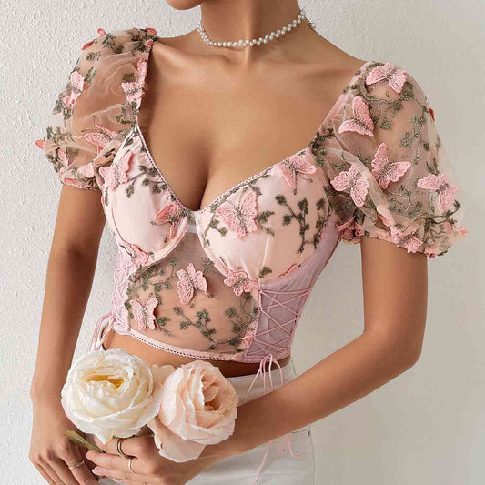 Blusa con ribete de encaje y manga corta con cuello de corazón bordado