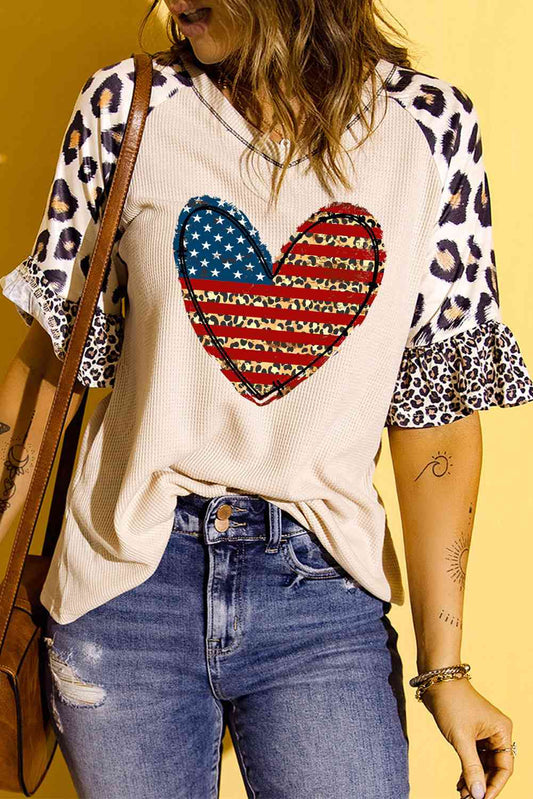 Top de leopardo con estampado de corazón y estrellas y rayas