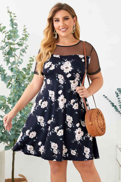 Vestido con canesú de malla y lunares florales de talla grande