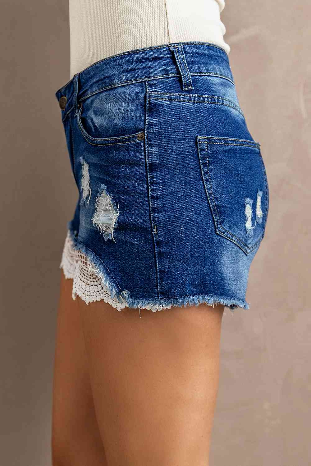 Shorts vaqueros desgastados con encaje empalmado