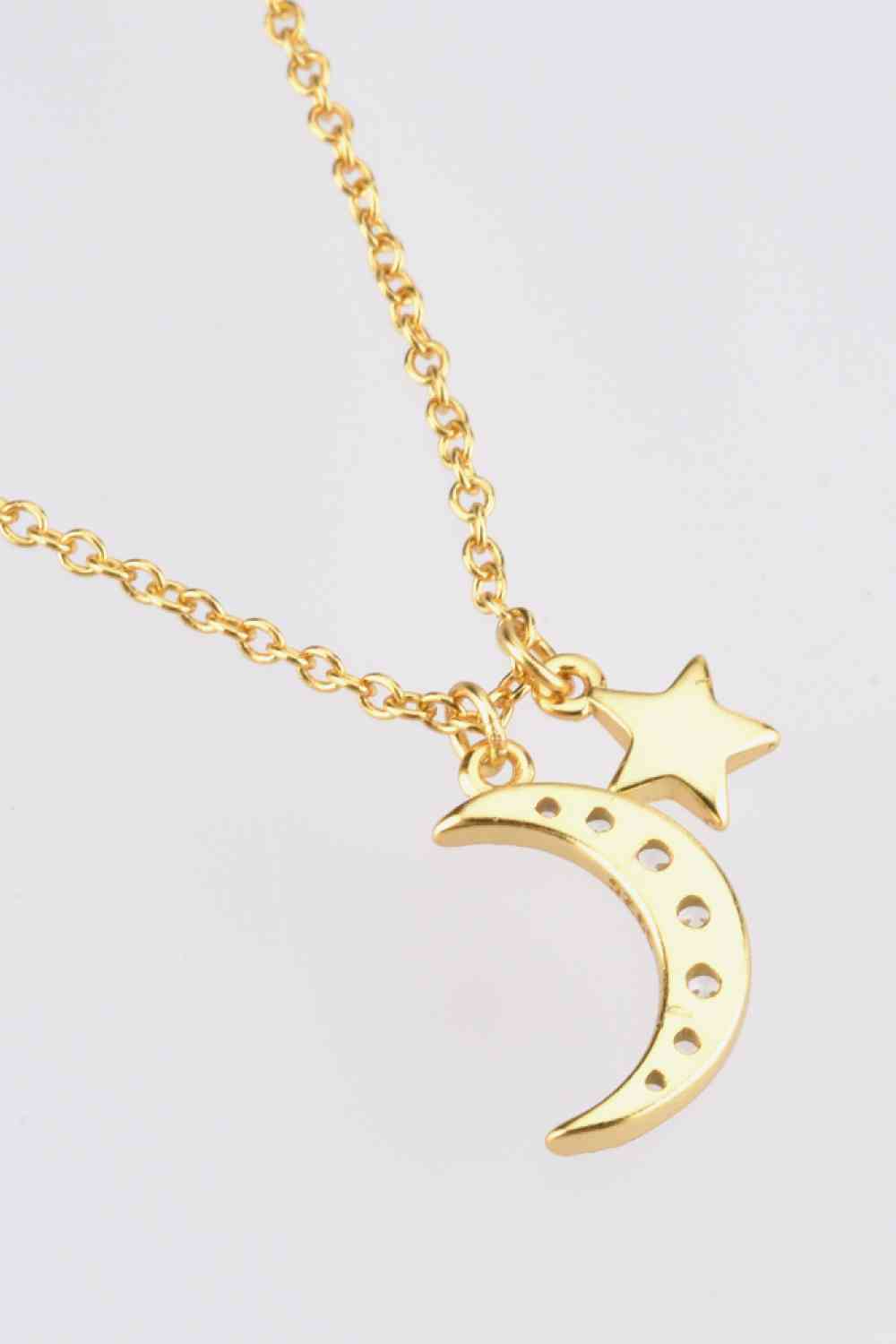 Collar con colgante de estrella y luna de circonitas