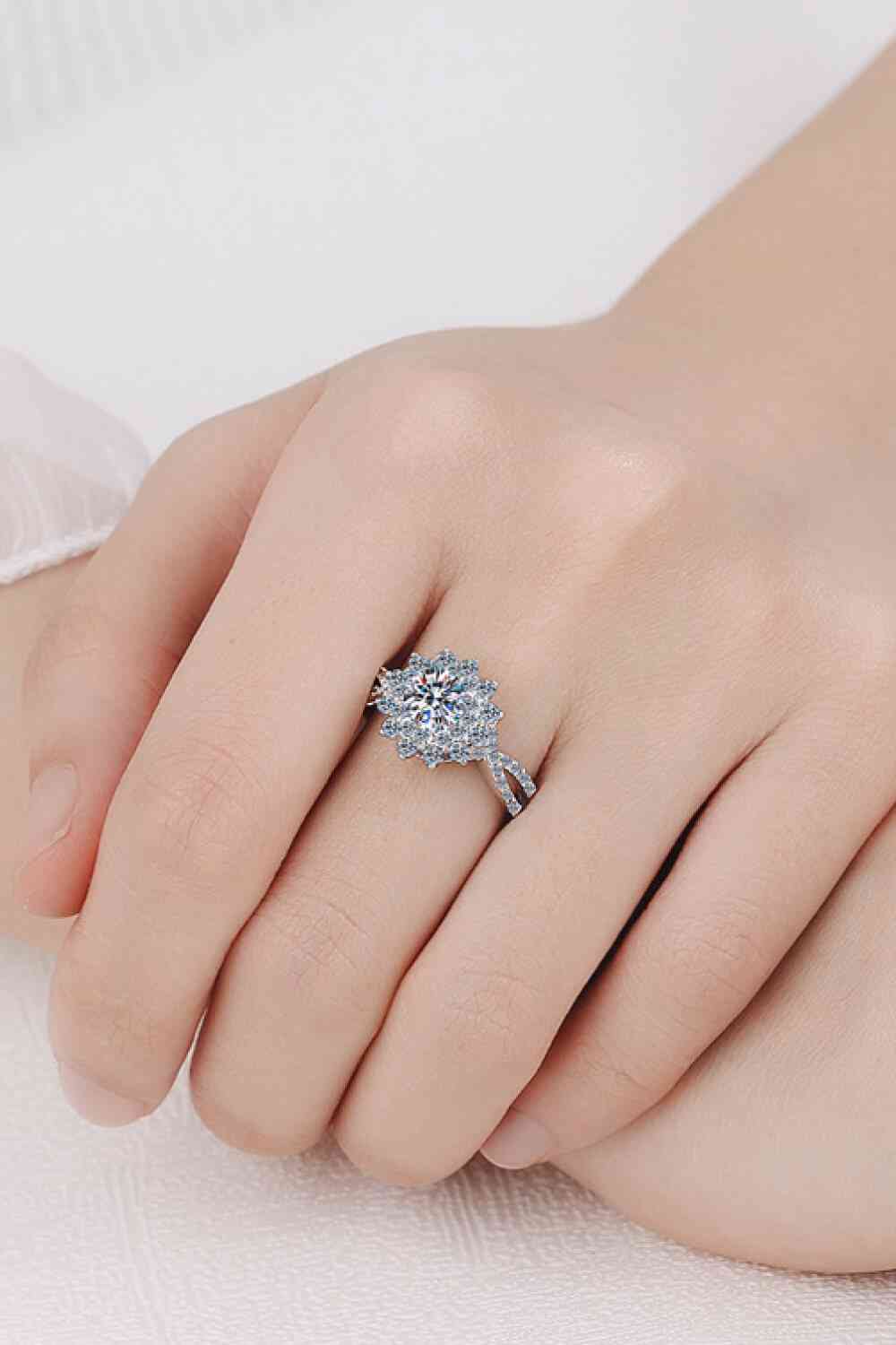 Bague à tige fendue en forme de fleur Moissanite