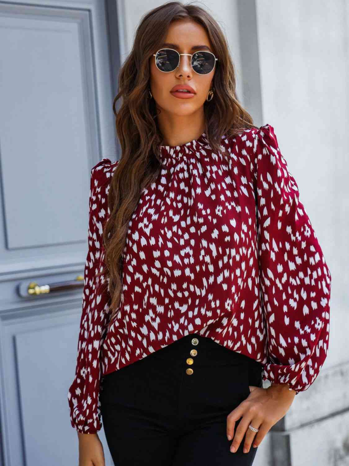 Blusa estampada con cuello simulado y manga abullonada