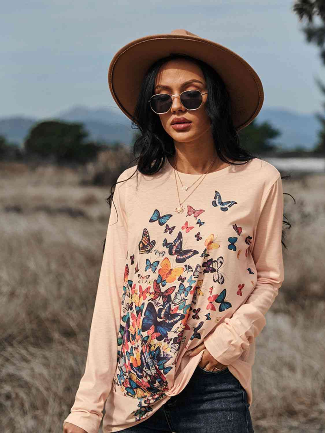 Camiseta con cuello redondo y manga larga con estampado de mariposas