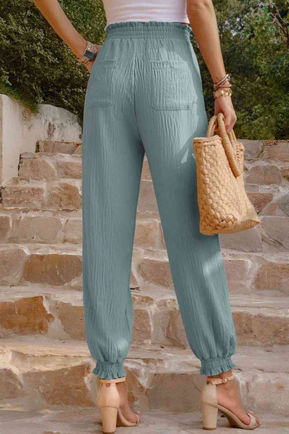 Pantalones texturizados con cintura fruncida y bolsillos