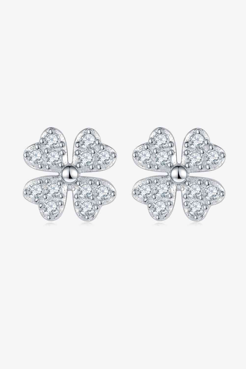 Boucles d'oreilles à tige en forme de trèfle à quatre feuilles en moissanite adorées