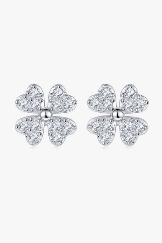 Boucles d'oreilles à tige en forme de trèfle à quatre feuilles en moissanite adorées