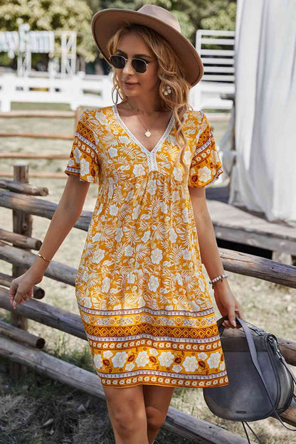 Vestido bohemio de manga corta con cuello en V