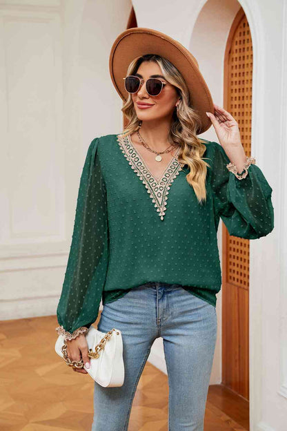 Blusa con cuello en V en contraste de lunares suizos