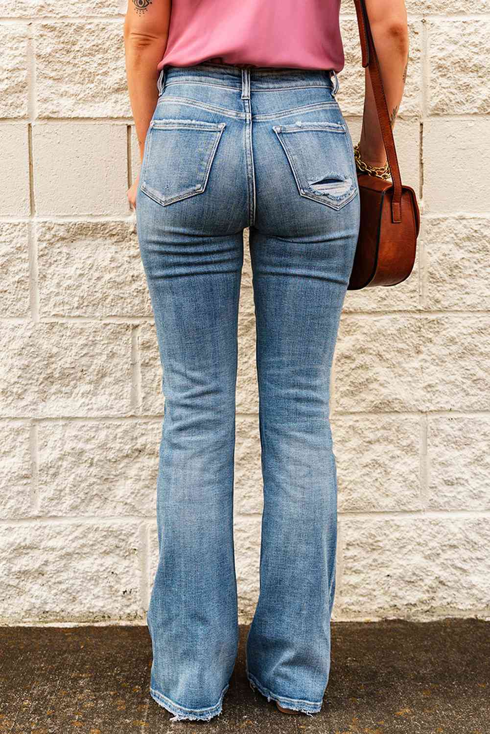 Jeans acampanados desgastados con cintura alta