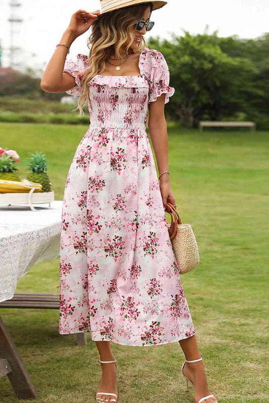 Vestido midi floral con cuello cuadrado y mangas con volantes