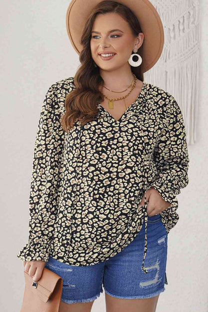 Blusa con cuello anudado y mangas con volantes florales de talla grande