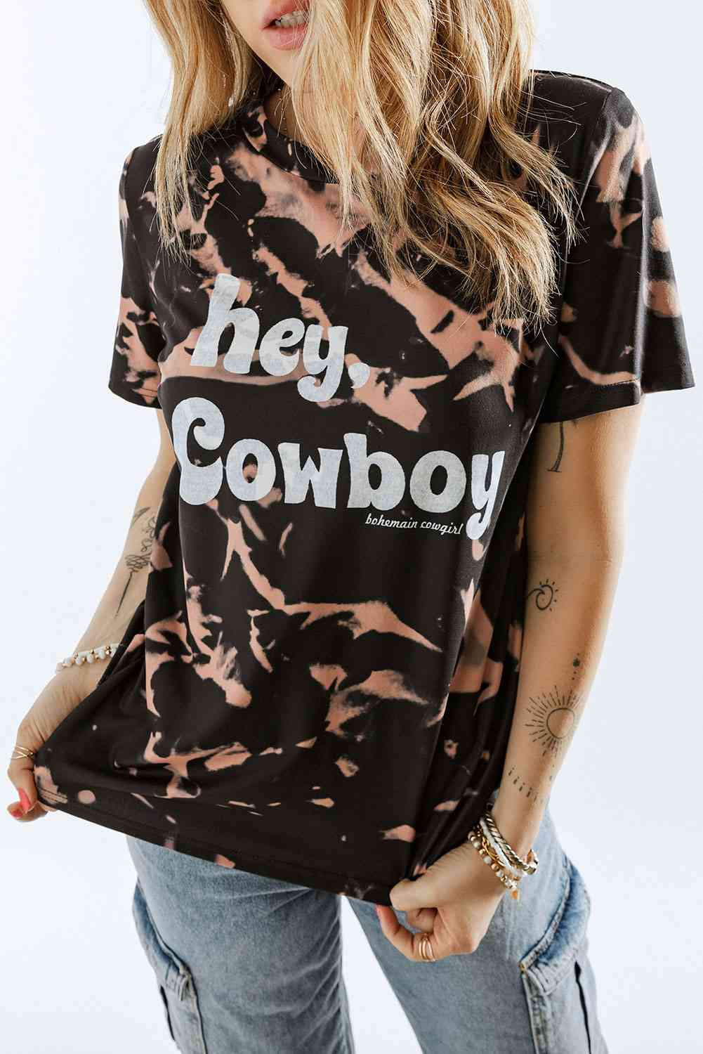 HEY COWBOY BOHEMIAN COWGIRL Camiseta gráfica con efecto tie-dye