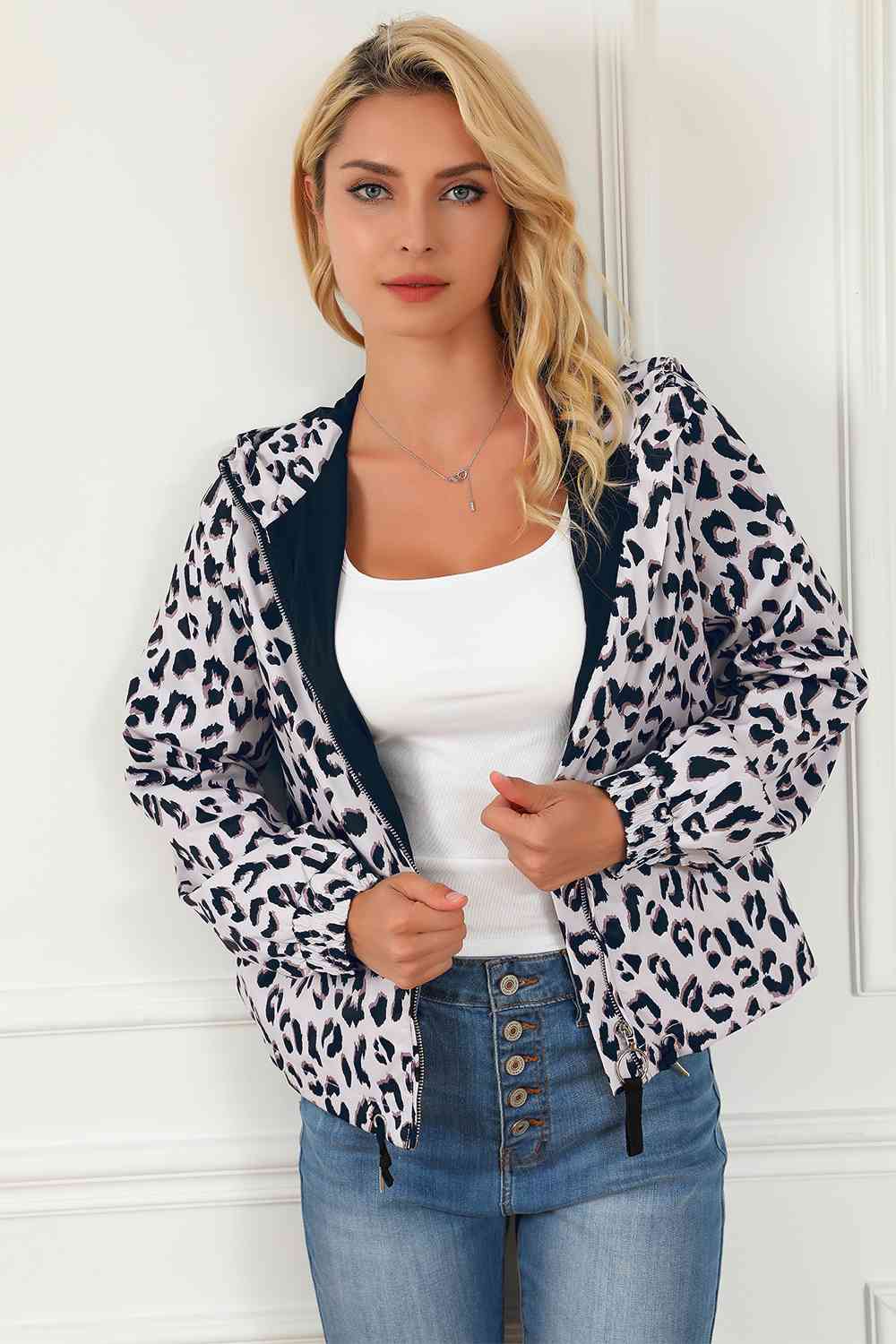 Chaqueta con capucha y cremallera de leopardo