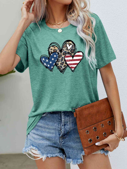 Camiseta con gráfico de corazón de leopardo y bandera de EE. UU.