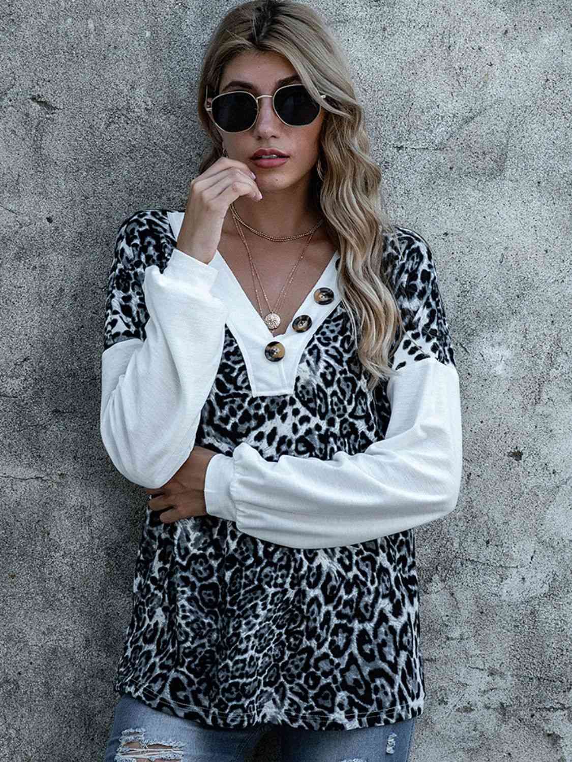 Top con cuello en V y botones decorativos de leopardo