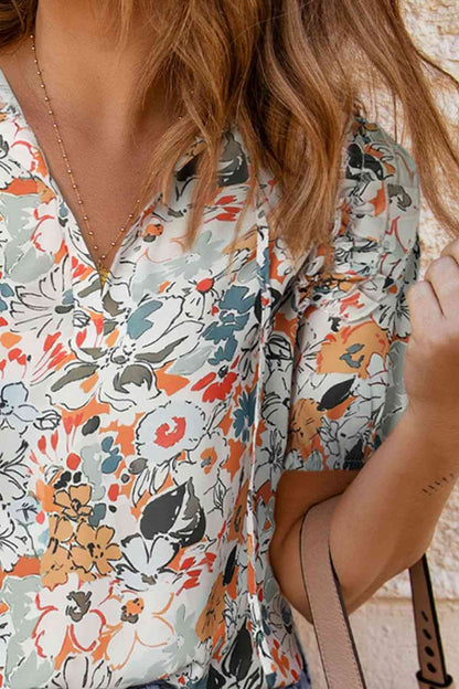 Blouse florale à col noué et épaules dénudées