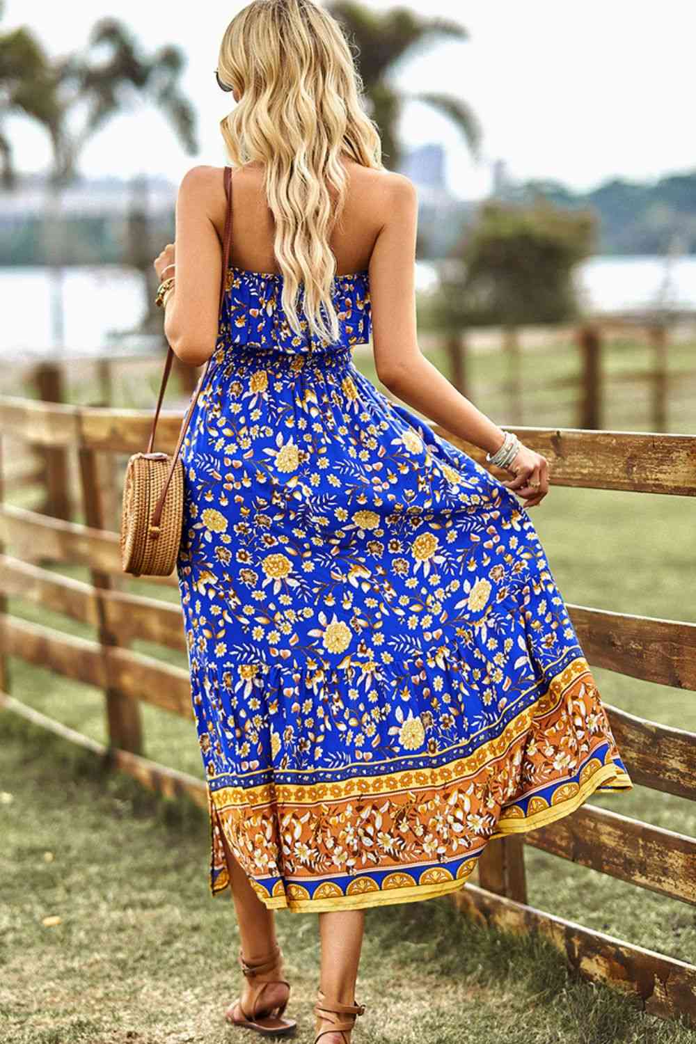 Vestido midi bohemio sin tirantes con abertura