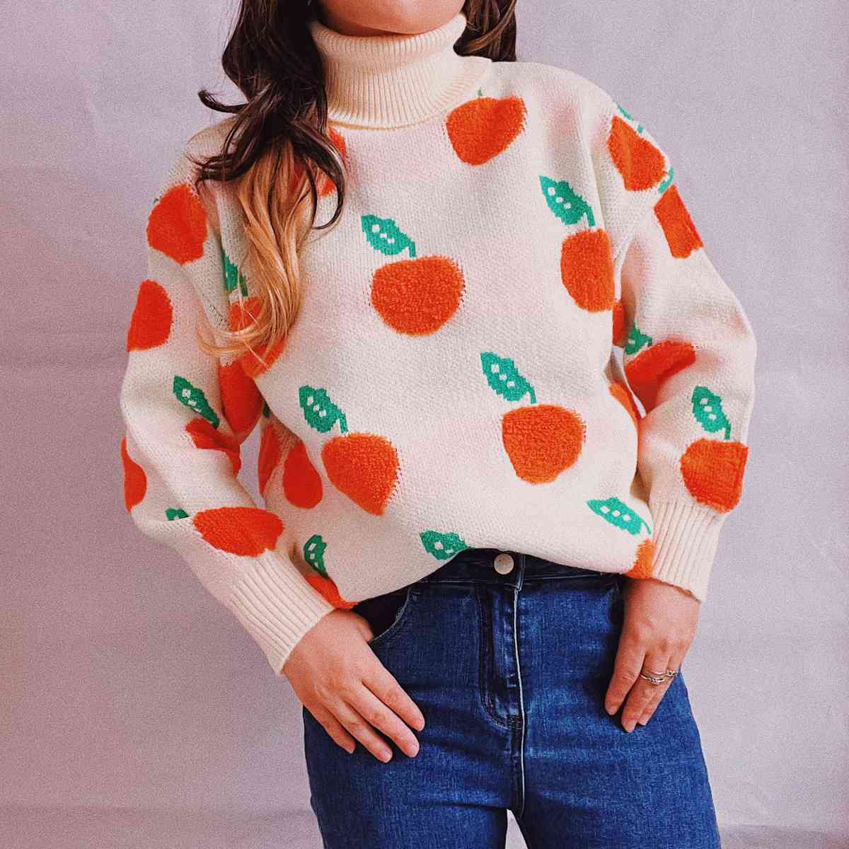 Suéter caído con cuello alto y estampado de frutas