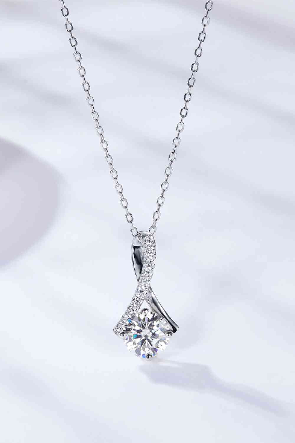 Collier avec pendentif moissanite 1 carat pour occasions spéciales