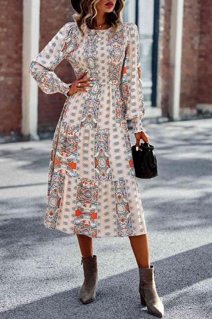 Robe midi smockée à col rond et manches lanternes