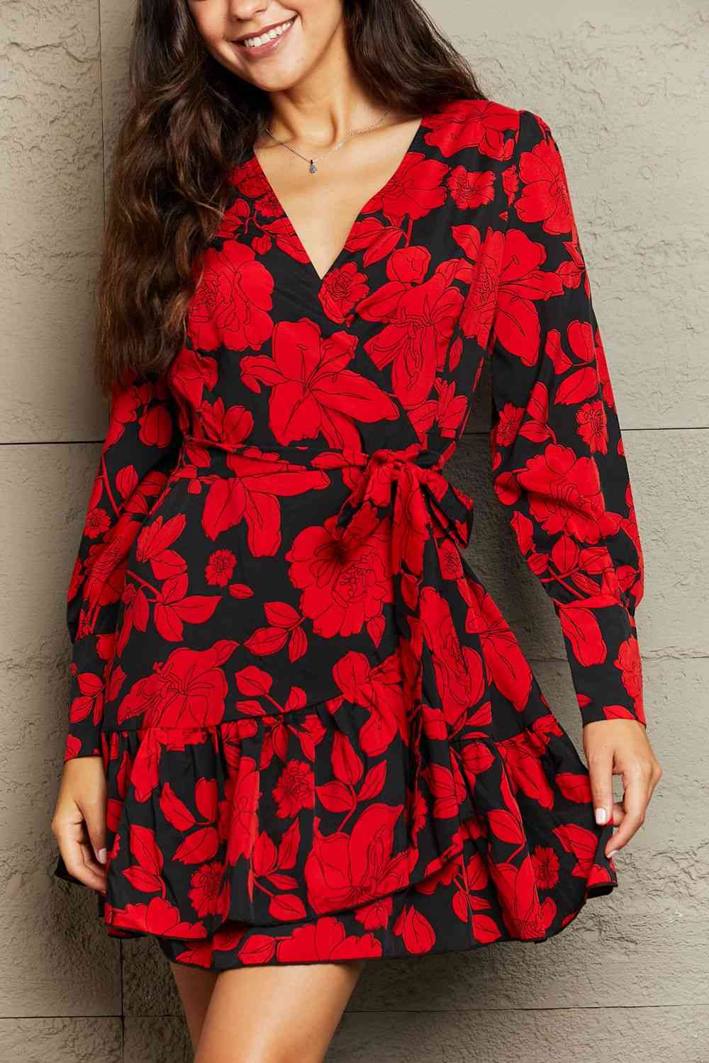 Vestido con estampado floral y cintura con lazo y cuello sobrepelliz