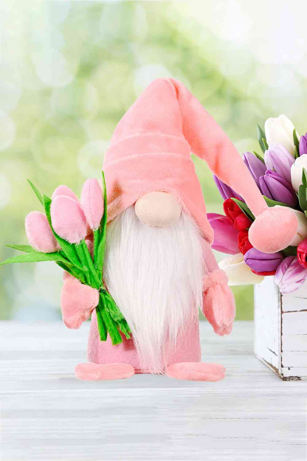 Gnome en peluche mignon debout avec tulipe 