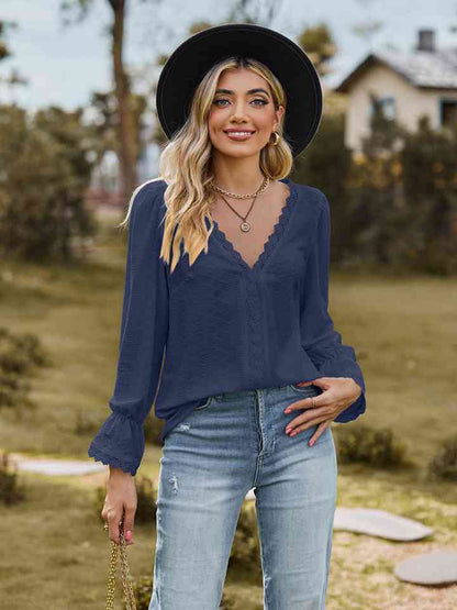 Blusa con cuello en V y mangas con volantes