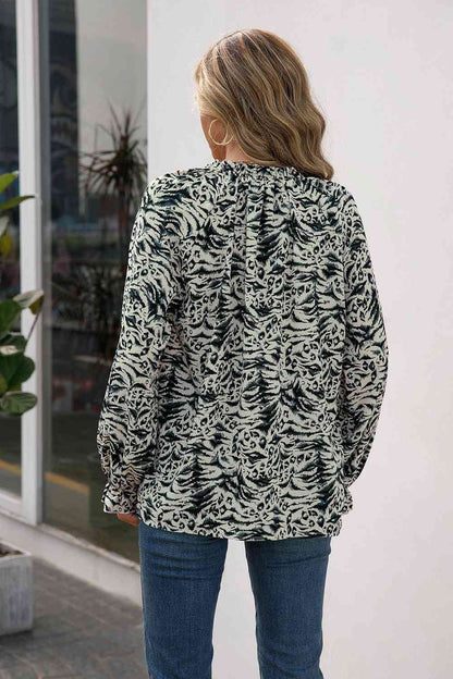 Blusa estampada con cuello anudado y ribete de volantes