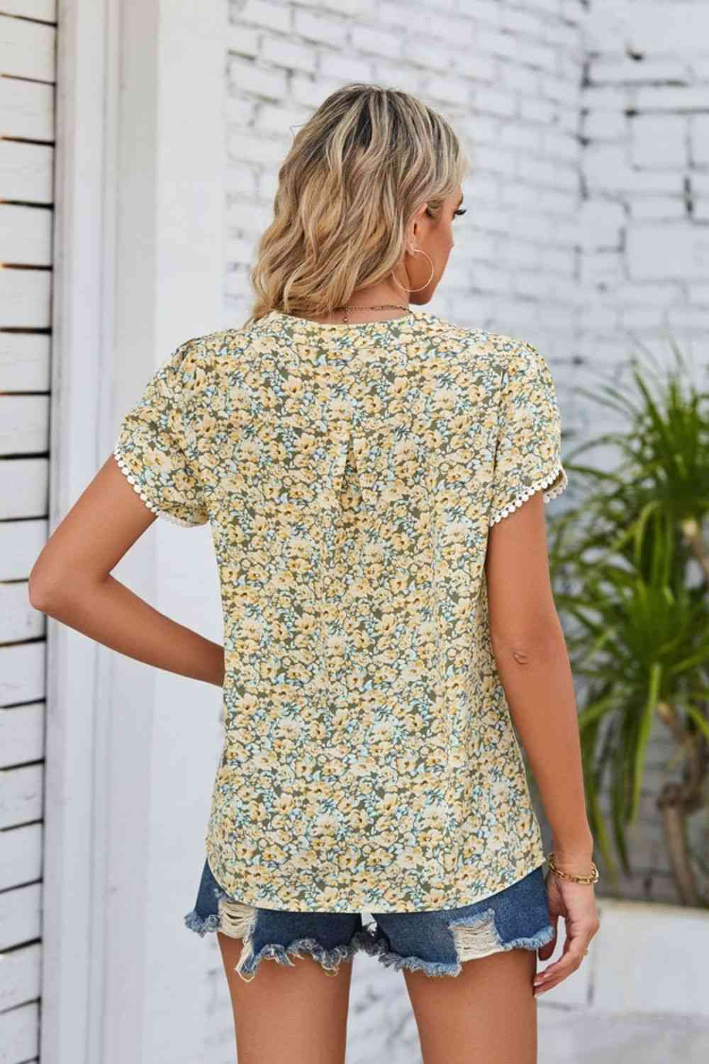 Blusa floral con cuello con muescas