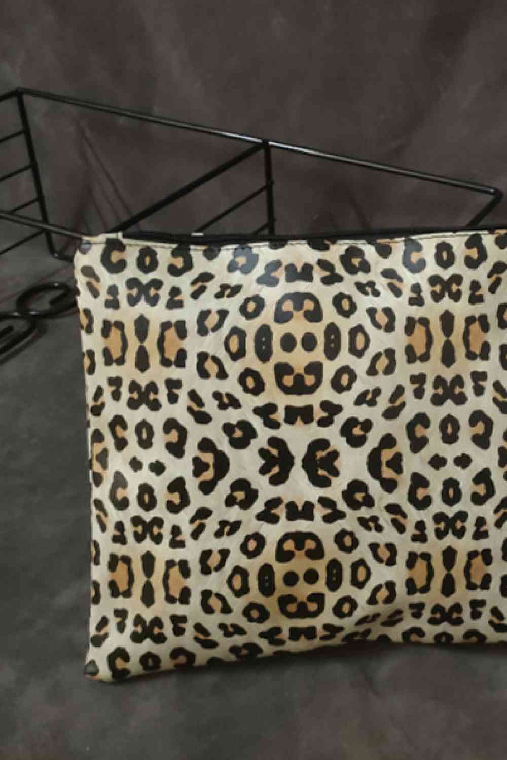 Clutch de piel sintética con estampado de leopardo