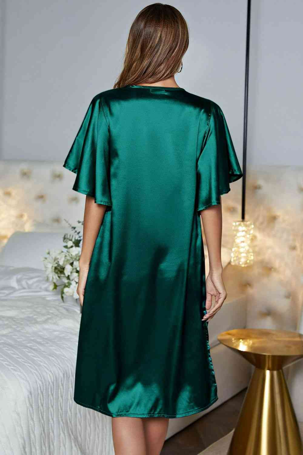 Robe de nuit en satin à manches flottantes et fente latérale à col en V