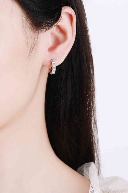 Boucles d'oreilles Huggie en moissanite en argent sterling Always Chic