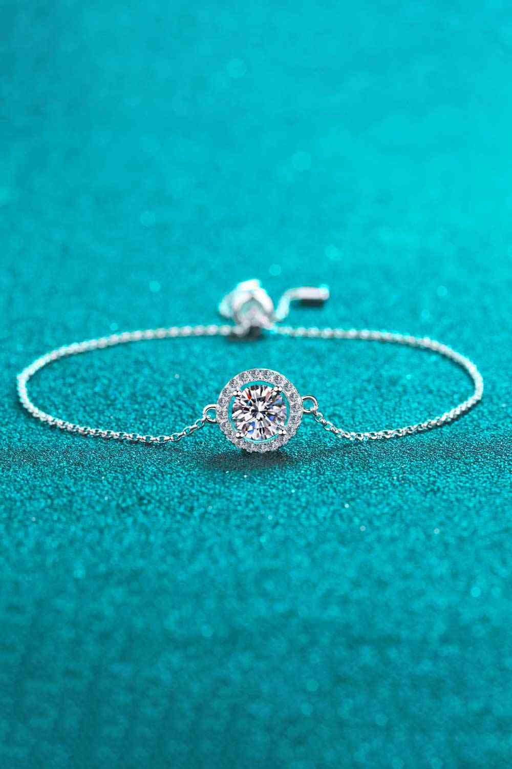 Adoré vous montre le chemin du bracelet Moissanite