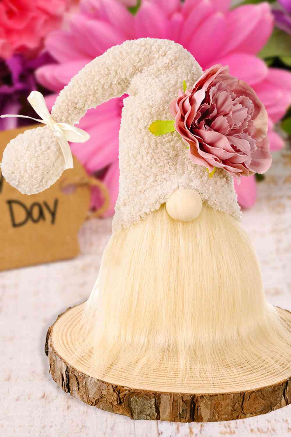 Gnomo sin rostro con adorno de pompones y decoración floral para el día de la madre