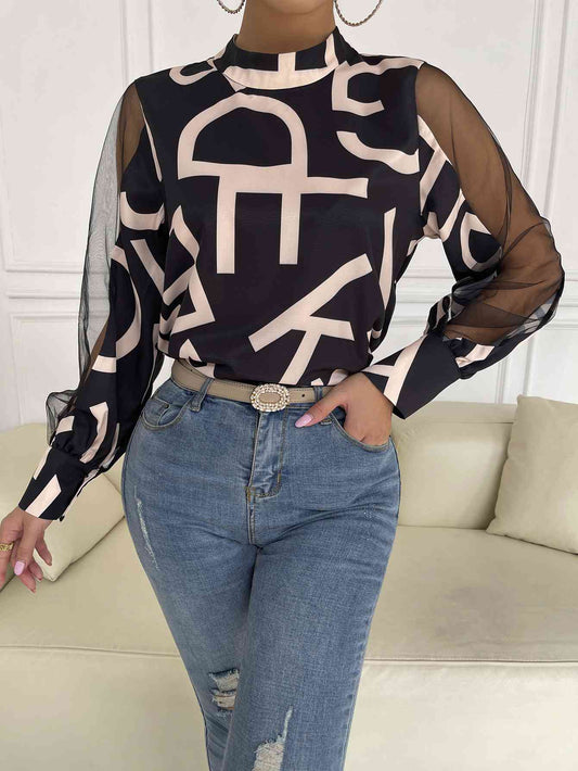 Blusa con mangas de malla empalmada y estampado de letras