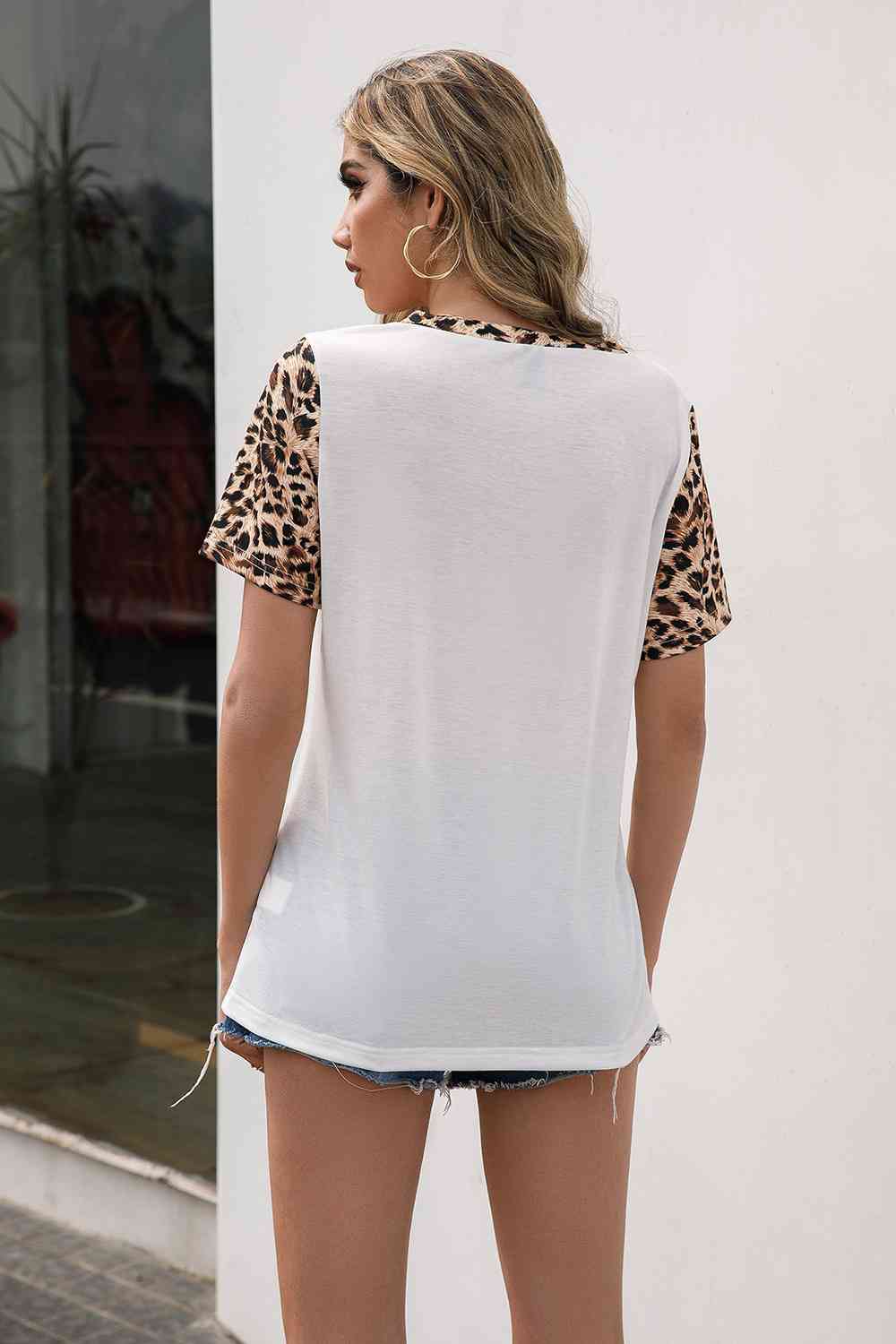 Camiseta tipo túnica con cuello en V y leopardo
