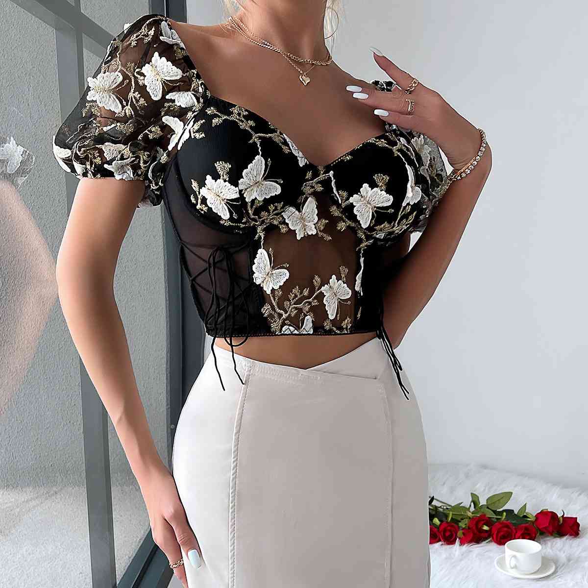 Blusa con ribete de encaje y manga corta con cuello de corazón bordado