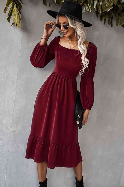 Robe midi longue à manches bouffantes et col carré avec ourlet volanté