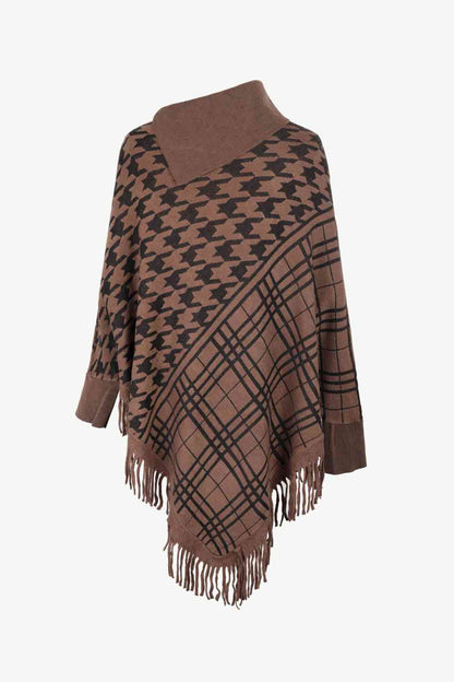 Poncho de pata de gallo con cuello alto y dobladillo con flecos