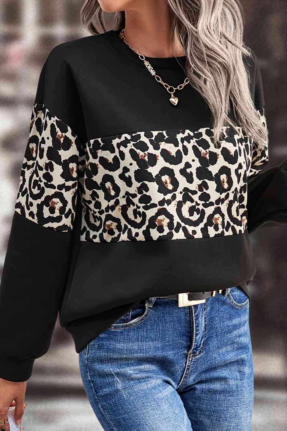 Sudadera con hombros caídos y estampado de leopardo