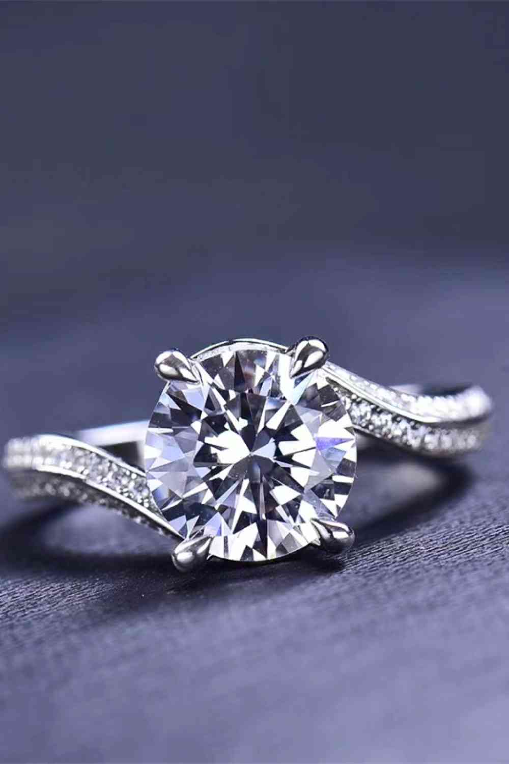 Gardez vos yeux sur moi, bague moissanite 3 carats